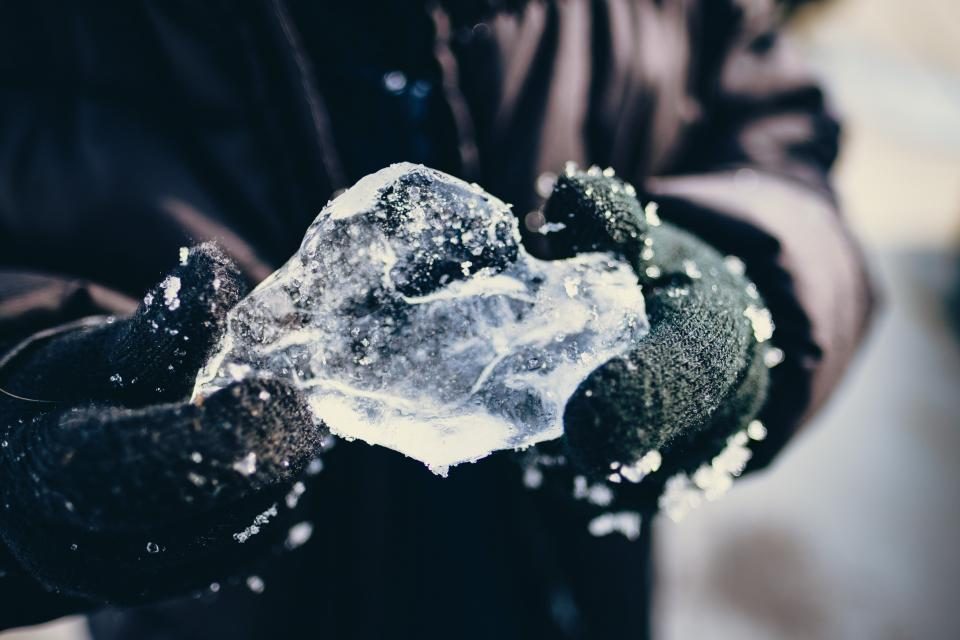 Mains gantées tenant de la glace