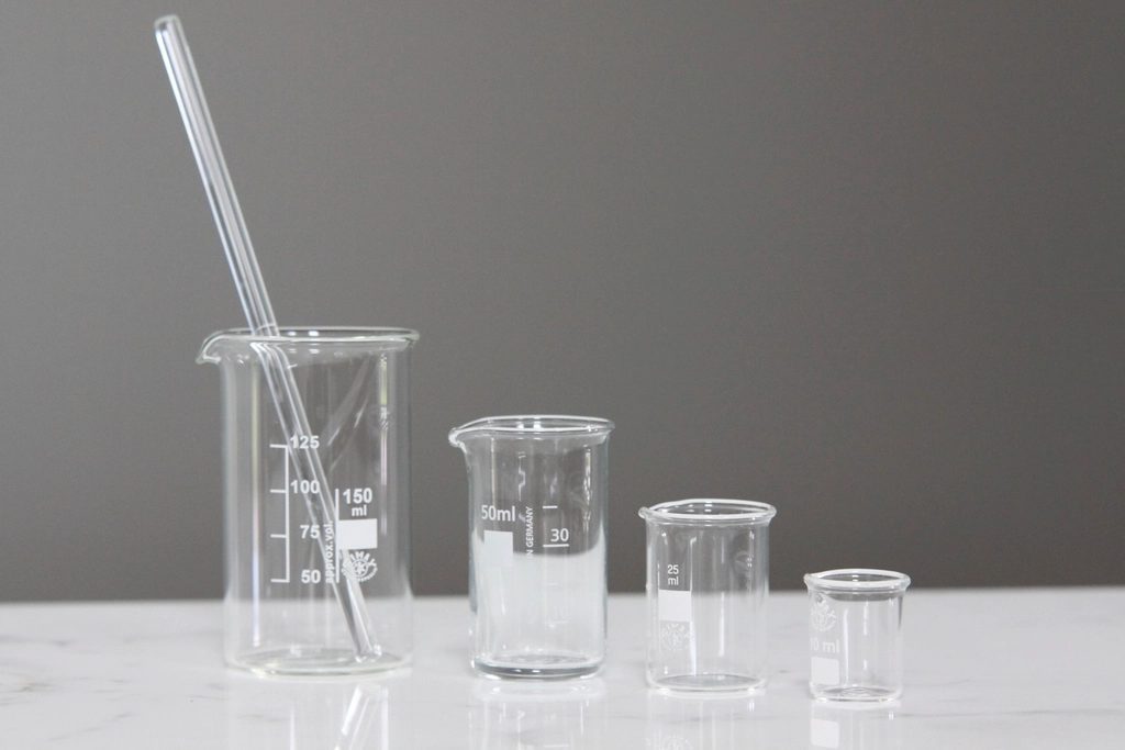 Verrerie de laboratoire sur une paillasse